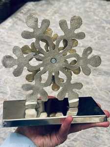 Soporte para Calcetines Navideños con Diseño de Copo de Nieve en Metal Mixto • Gancho Resistente para Chimenea con Calcetines de Fieltro - Product Image 3