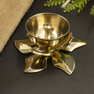 Lampe à huile Diya en laiton, porte-bougie en forme de pétale de fleur, décoration aromatique traditionnelle pour la maison et les rituels - Product Image 4