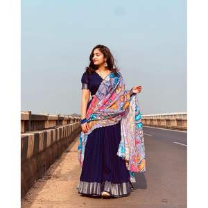 TENDENCIA AURA SEDA NARAYANPETH FRONTERA TRABAJO LEHENGA CHOLI CON DUPATTA AZUL MARINO - Product Image 1