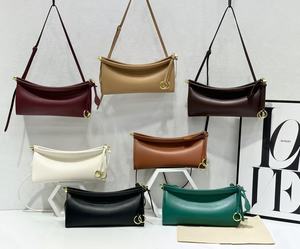 Sac à bandoulière en cuir PU avec logo personnalisé, sac lune, sac hobo à fermeture éclair pour les trajets quotidiens et les voyages - Product Image 1