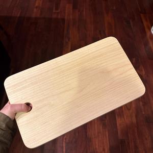 Planche à découper rustique en bois d'acacia faite à la main, durable, pour la préparation des légumes, de la viande et du pain, compatible lave-vaisselle - Product Image 3