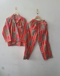 Exquisito Conjunto de Pijama de Algodón Estampado a Mano con Rayas Vibrantes en Naranja y Rosa, Motivos de Tigre, Lujoso, Artesanal, de Secado Rápido para Verano - Product Image 1