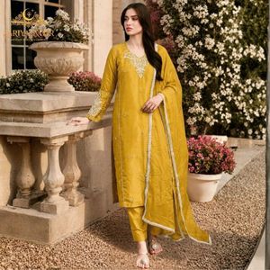 Marca de ropa étnica pakistaní premium conocida por su elegante colección de prendas tradicionales de Royal Export Surat Gujrat - Product Image 2