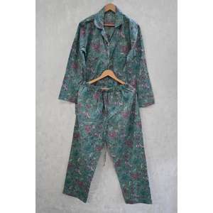 Pijamas de Algodón con Estampado Floral Tradicional Hecho a Mano, Ropa de Dormir y para Estar en Casa - Product Image 3