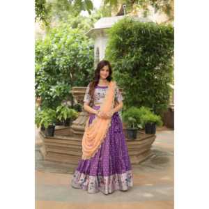 Cosmos Jequard travail de soie russe Lehenga Choli pour femme brodé avec fil-paillettes - Product Image 5