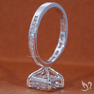 Anillo de Compromiso con Diamante Cultivado en Laboratorio, Corte Princesa de 3CT, Certificado IGI, Banda con Engaste de Canal, Oro Blanco de 10K - Product Image 3
