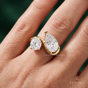 Anillo Toi et Moi con diamantes cultivados en laboratorio, corte pera y redondos, con piedras centrales engastadas en punta y banda cruzada, anillo de compromiso. - Product Image 4