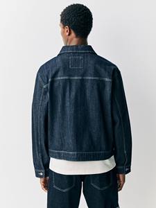 Veste en jean décontractée pour homme, confectionnée avec un tissu doux et résistant, coupe décontractée, effet délavé élégant et structurée. - Product Image 3