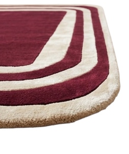 Tapis rectangulaire moderne abstrait en viscose bordeaux et crème avec poils doux et envers antidérapant en caoutchouc pour salon - Product Image 2