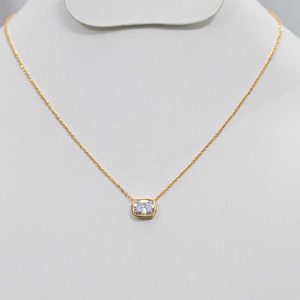 Colgante Solitario con Bisel de Corte Cojín de Diamante Cultivado en Laboratorio OEM/ODM con Cadena Delicada, Elegante y Minimalista, Colgante de Oro de 18K y 22K - Product Image 1