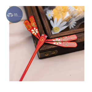 Libélula de Bambú Pintada a Mano – Adorno de Madera Equilibrado para el Hogar y Regalo para Niños - Product Image 1