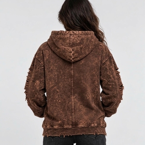 Elegantes suéteres desgastados para mujer que combinan textiles suaves, estampados descoloridos y un corte contemporáneo para atuendos informales. - Product Image 3