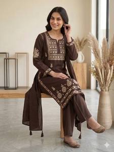 Conjunto de Kurti y Pantalón de Fiesta Elástico de Algodón Marrón Chocolate Premium con Dupatta, Elegante Salwar Kameez Recto con Bordado en el Pecho - Product Image 3