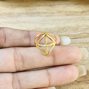 Anillo Geométrico de Diseño Único con Forma de Rombo, Anillos Minimalistas de Latón para Mujer, Chapado en Oro de 18k, Joyería con Forma de Diamante, Venta al Por Mayor/OEM/ODM - Product Image 1