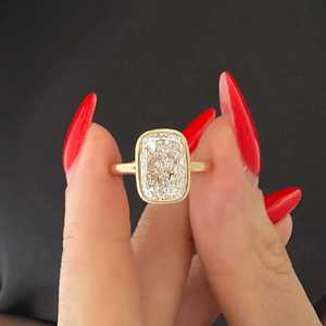 Anillo con Diamante de Laboratorio de 3 Quilates, Corte Alargado Tipo Cojín, Engaste en Bisel, Anillo Solitario con Corte Catedral, Estilo Art Deco, Certificado IGI - Product Image 3