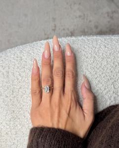Bague solitaire pour femme avec diamant de laboratoire taille émeraude de 3 carats |   Bague de fiançailles tendance certifiée IGI |   Bijoux de Mariage de Luxe en Or 18 Carats - Product Image 2