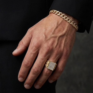 Bague pour Homme de Mariage en Or Jaune 18k Haut de Gamme, Sertie Pavé de Diamants Naturels Taille Rond Brillant, Design Unique et Sur Mesure - Product Image 3