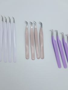 Kit de Pinzas Profesionales para Extensión de Pestañas de 3 Piezas con Acabado Espejo en Oro Rosa Premium, Pinza Recta de Aislamiento y Pinza Curva de 45 Grados - Product Image 3