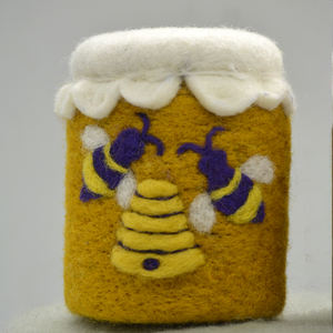 Pot à confiture en feutre de laine fait main avec une abeille mignonne sur le devant - Artisanat en feutre de laine doux et écologique - Product Image 4