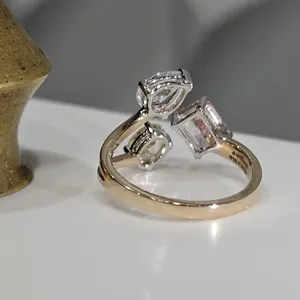 Anillo de compromiso de lujo de tres piedras en oro amarillo con diamantes ovalados y pera amarillos radiantes y rosa, con diseño de anillo cruzado de varias piedras para mujer - Product Image 2