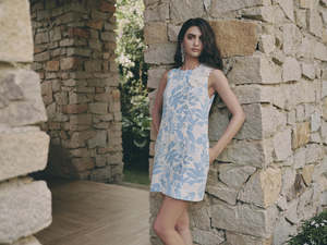 Mini-robe bleue à fleurs, forme trapèze, style vintage romantique et doux, marque locale vietnamienne - Product Image 4