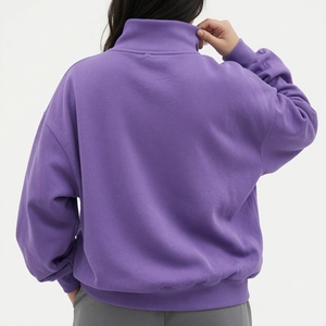 เสื้อสเวตเชิ้ตผู้หญิงสีลาเวนเดอร์ คอเต่าทรงโอเวอร์ไซส์ ปักลาย Trackstar ผ้าฟลีซหนานุ่ม - Product Image 4