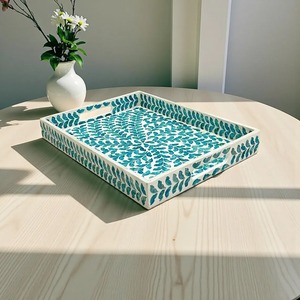 Bandeja de servir de madera con incrustaciones de hueso, diseño único hecho a mano, con un mosaico exclusivo y asas resistentes, ideal para restaurantes, en venta. - Product Image 3