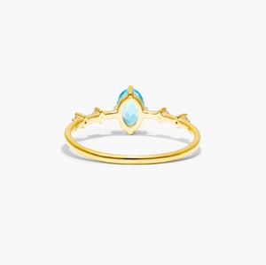 Anillo de Compromiso con Topacio Azul Corte Ovalado y Engaste de Garras, con Detalles de Moissanita, en Plata de Ley Chapada en Oro Amarillo, Gema de Lujo para Boda - Product Image 3