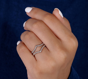 Bague de mariage en or 14 carats style chevron avec diamant de laboratoire 0,37 carat taille brillant rond clarté VVS1-VVS2 plaqué rhodium - Product Image 5