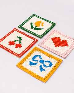 Posavasos cuadrado bordado con cuentas de vidrio, hecho a mano, con base de tela, para bebidas, vajilla para fiestas de cócteles, hogar, bar, club, cafetería - Product Image 1