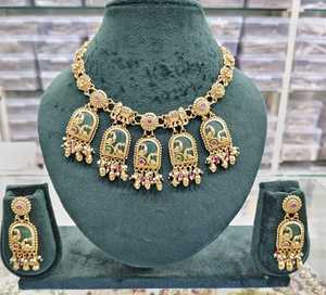 Conjunto de Joyería de Templo Chapado en Oro Antiguo del Sur de la India con Motivos de Elefante y Pavo Real en Esmalte Verde, Collar con Pendientes Colgantes para Mujer - Product Image 1