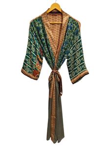 Kimono de Seda Hecho a Mano con Parches, Túnica Larga para Dormir o como Cubre Bikini, Kimono de Sari de Seda Reciclada Vintage Hecho a Mano en India - Product Image 2