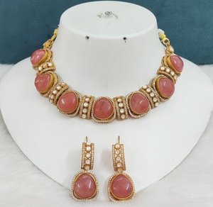 Collier de qualité supérieure avec de magnifiques boucles d'oreilles, parfait pour les soirées, les mariages, les occasions spéciales, ensemble de colliers légers et minimalistes. - Product Image 3