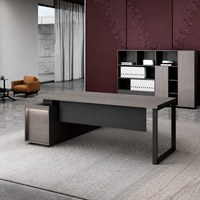 Bureau de direction moderne en forme de L avec plateau en bois grainé gris, pieds en boucle noire et armoire de rangement latérale