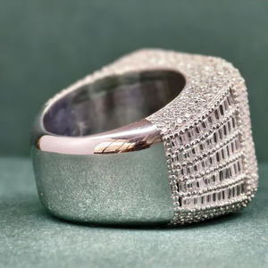 Bague de luxe pour homme en or blanc, sertie de diamants baguette, style hip-hop, bijou tendance et imposant - Product Image 2