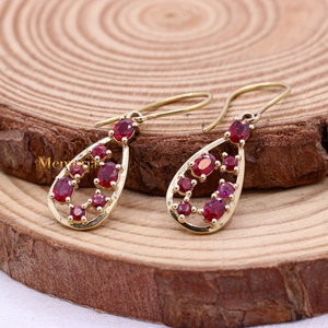 Boucles d'oreilles pendantes en or jaune massif 14 carats avec rubis naturels et pierres multiples, en forme de goutte ouverte, collection Memoria Jewels, bijoux fins, vente en gros - Product Image 6