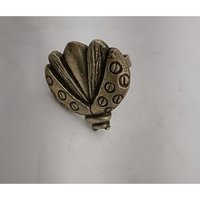 Un porte-serviettes à double feuille magnifiquement détaillé, fini en style antique chaleureux.