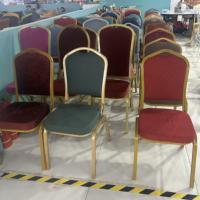 Chaises de banquet empilables en métal de luxe rouge or pour hôtel moderne, salle de réception de mariage, salon et villa, vente en gros royale