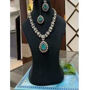 Parure de bijoux de mariée en laiton plaqué argent de qualité supérieure avec zircon, collier, boucles d'oreilles et tikka, idéale pour fiançailles, anniversaire ou soirée - Product Image 1