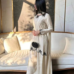 Salwar Kameez de Crepé Natural con Bordado Intenso, Traje Étnico de Lujo para Fiestas, Elegante Atuendo Festivo para Graduación, Moderno y de Secado Rápido - Product Image 1