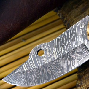 Cuchillo de caza de acero de Damasco con hoja de punta caída, mango de madera y funda de cuero para uso en camping al aire libre. - Product Image 4