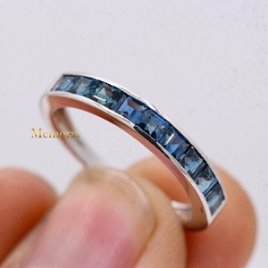 แหวนทองคำขาว 18K แท้ ประดับไพลินสีน้ำเงินทรงเหลี่ยมแบบฝังช่องครึ่งวง รุ่น Memoria Jewels ขายส่ง - Product Image 3