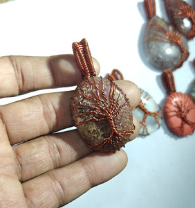 Colgante de piedra preciosa de aventurina verde envuelto en alambre de cobre hecho a mano con piedra roja, joyería artesanal estilo bohemio. - Product Image 3