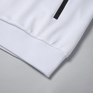 Ensemble de survêtement blanc moderne |   Costume 2 pièces SPORT-CHIC pour hommes |   Veste et pantalon zippés avec des accents noirs fins - Product Image 3