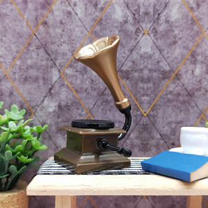 Gramófono de plástico estilo antiguo, miniatura decorativa con corneta dorada y tocadiscos negro para decoración del hogar, para mayores de 14 años. - Product Image 4