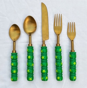 Ensemble de Couverts Tendance 2026 Écologique avec Manche en Rotin Tressé, en Acier Inoxydable, Vaisselle et Ustensiles de Cuisine de Luxe pour Fêtes - Product Image 4