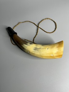 Corne de buffle : Instrument tribal authentique, accessoire de soufflage, construction artisanale durable offrant une acoustique riche et puissante - Product Image 1