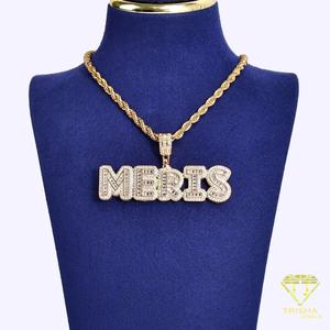 จี้เพชรเม็ดเดี่ยวสั่งทำพิเศษจาก Lab Grown Diamond พร้อมตัวอักษร MERIS ประดับประกายระยิบระยับ และสร้อยคอแบบเกลียว ดีไซน์หรูหรา - Product Image 2