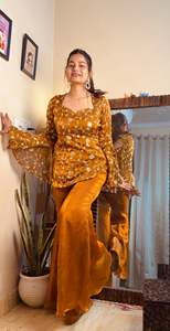 ชุดปาลาซโซสีเหลืองมัสตาร์ดปักลายดอกไม้ประดับเลื่อม พร้อมเสื้อท่อนบนและกางเกงขายาวทรงกว้างสำหรับงานแต่งงานสำหรับผู้หญิง - Product Image 5