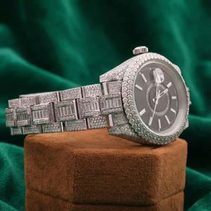 Montre de luxe entièrement sertie de diamants pour hommes |   Cadran noir avec lunette pavée |   Bracelet Baguette |   Déclaration personnalisée Hip Hop - Product Image 2